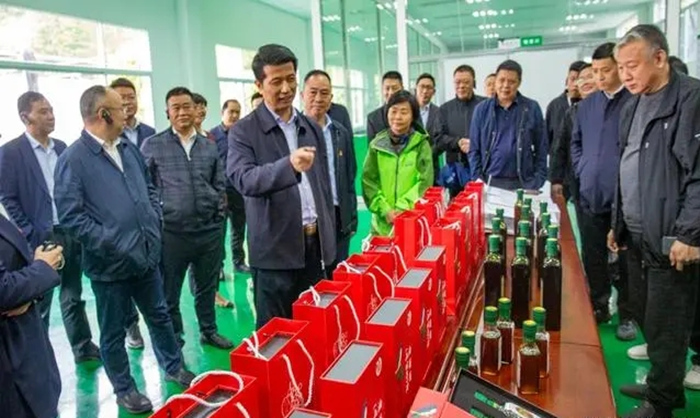 The leader visited the jatropha oil pressing production line