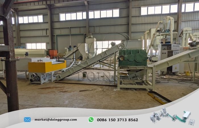 Photovoltaic panel recycling machine